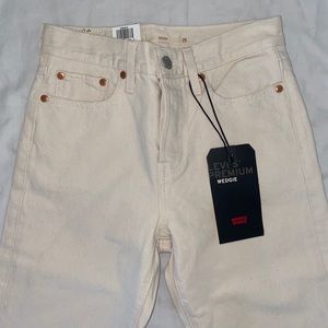 Cream Levi’s denim wedgie styled jeans! NWT!!